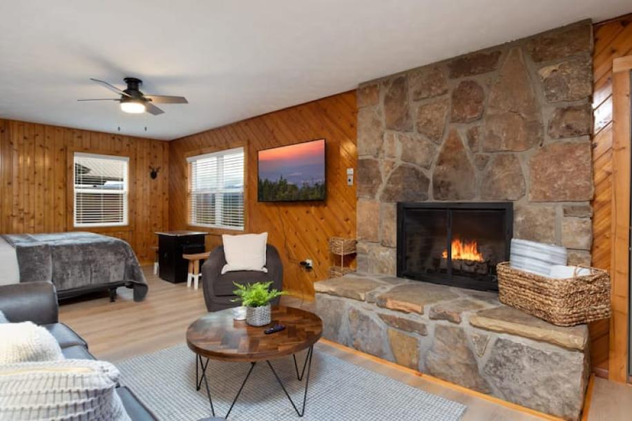 Entire cabin in Gatlinburg, Tennessee 6 guests1 bedroom3 beds1 bath-10