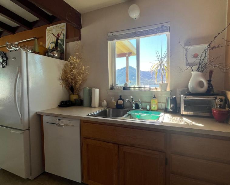 Entire home in Clearlake, California 6 guests2 bedrooms3 beds1 bath-10