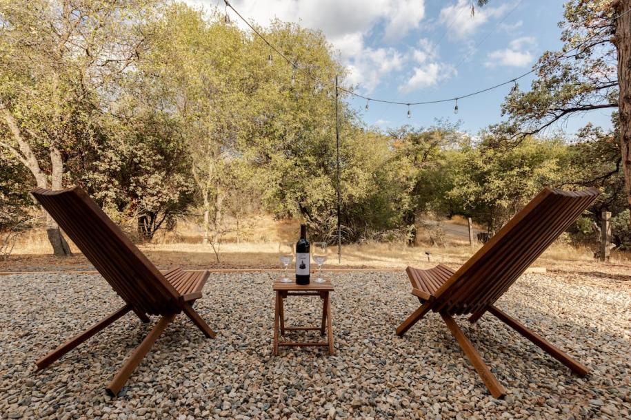 Entire cabin in Ahwahnee, California 3 guests1 bedroom1 bed1 bath-4