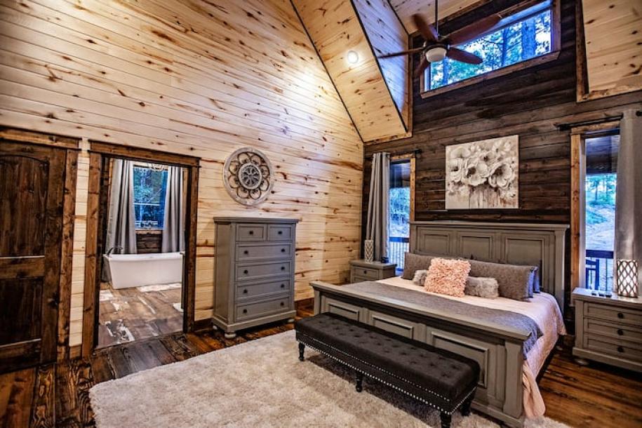 Entire cabin in Broken Bow, Oklahoma 2 guests1 bedroom1 bed1 bath-6
