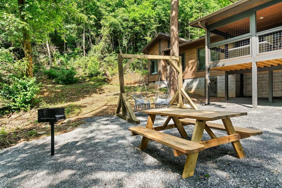 Entire cabin in Gatlinburg, Tennessee 2 guests1 bedroom1 bed1 bath-4
