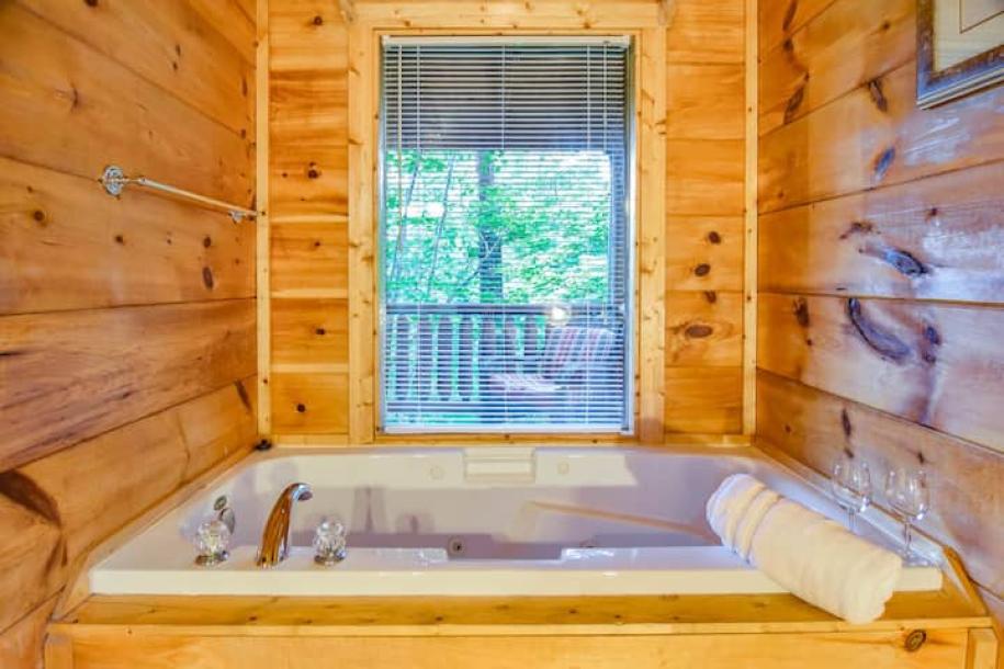 Entire cabin in Sevierville, Tennessee 5 guests1 bedroom4 beds1 bath-3