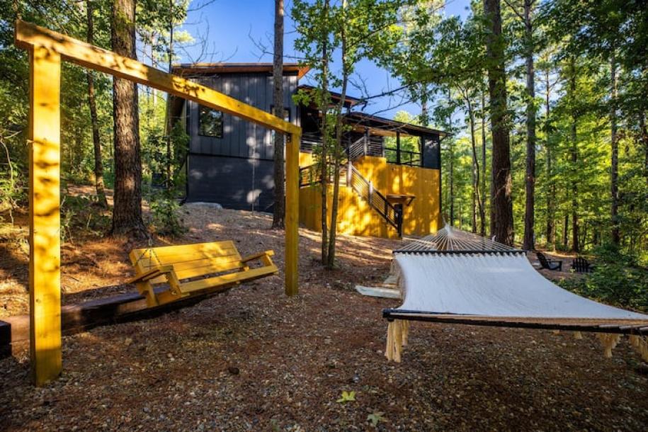 Entire cabin in Broken Bow, Oklahoma 2 guests1 bedroom1 bed1 bath-1