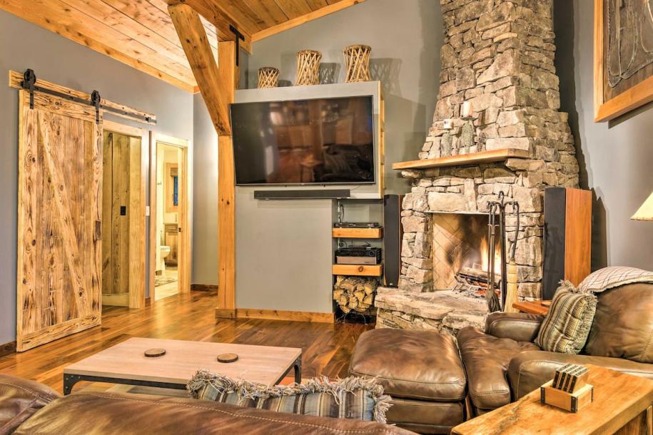 Entire cabin in Brevard, North Carolina 4 guests2 bedrooms3 beds1 bath-0