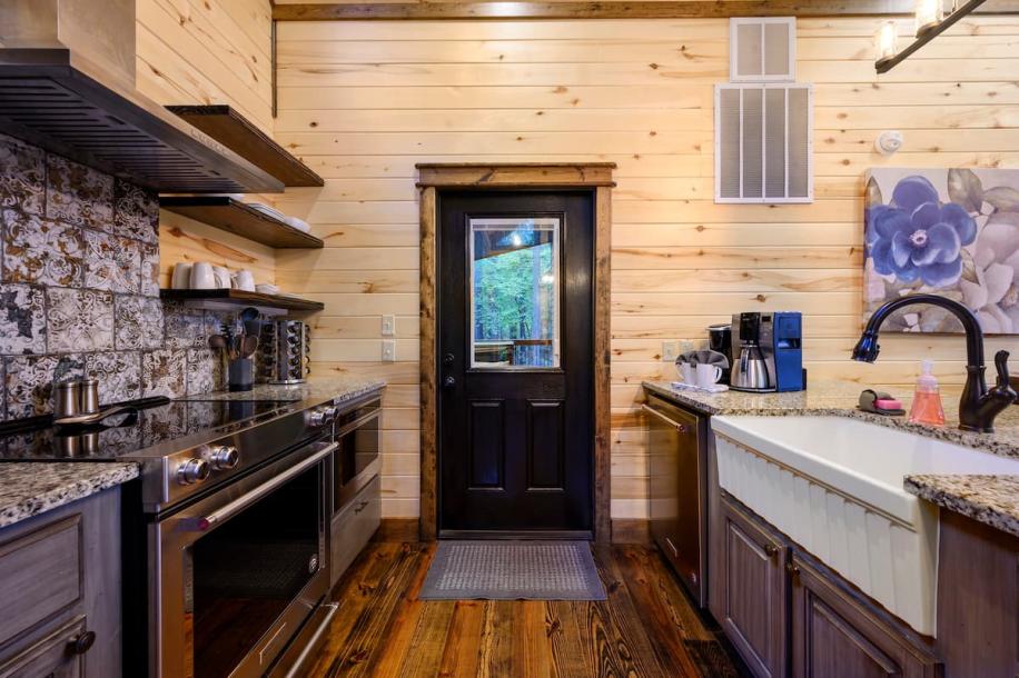 Entire cabin in Broken Bow, Oklahoma 2 guests1 bedroom1 bed1 bath-9