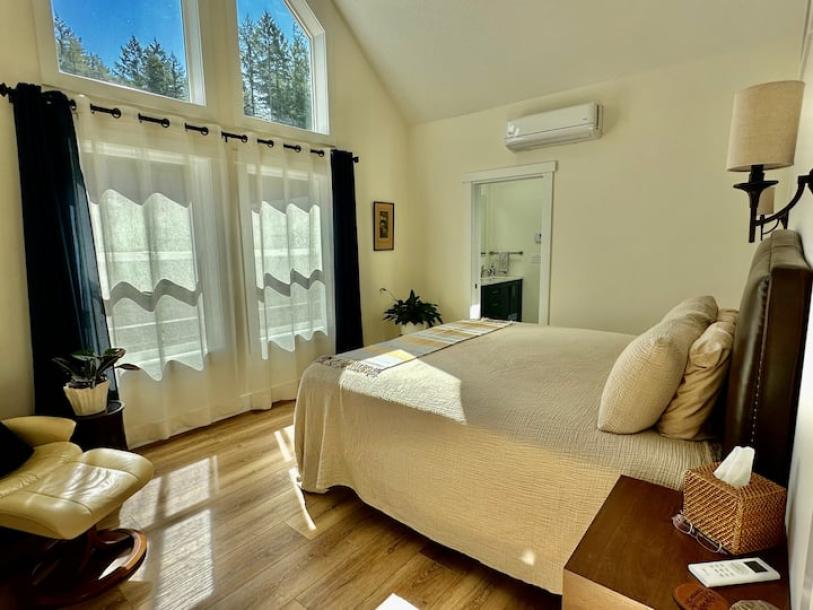 Entire home in Gig Harbor, Washington 4 guests2 bedrooms2 beds2 baths-12