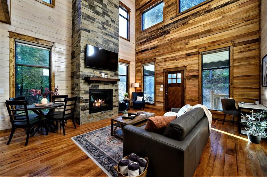 Entire cabin in Broken Bow, Oklahoma 4 guests1 bedroom2 beds2 baths-11