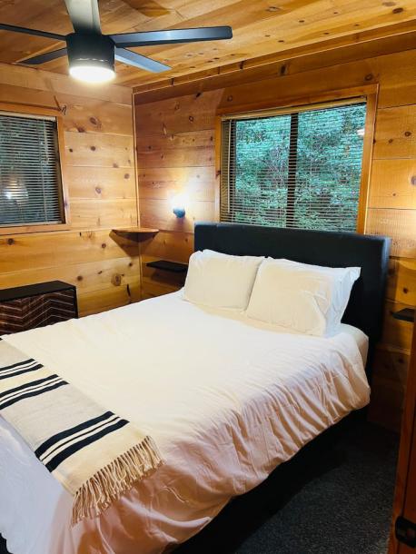 Entire cabin in Sautee Nacoochee, Georgia 4 guests2 bedrooms2 beds2 baths-14