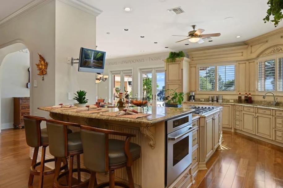 A serene lake side estate 6 bedrooms 8.5 bathrooms-1