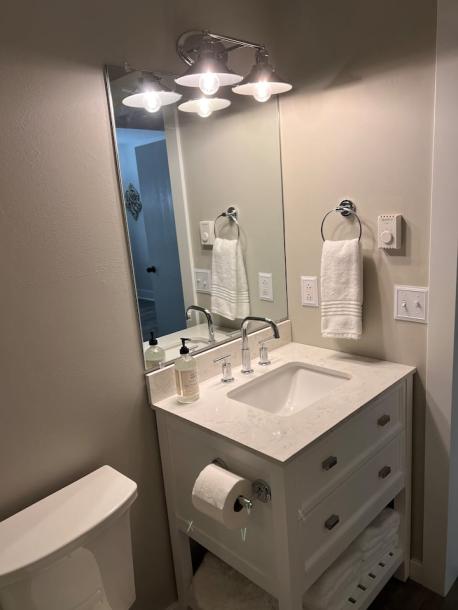 Entire home in Toledo , Ohio 4 guests1 bedroom2 beds1 bath-11