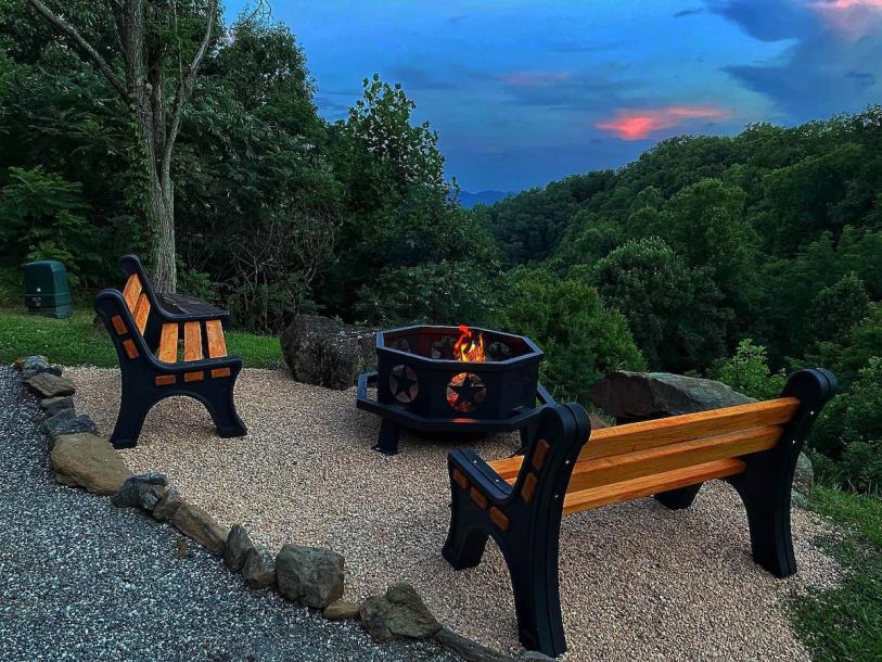 Entire cabin in Bryson City, North Carolina 4 guests2 bedrooms3 beds2 baths-1