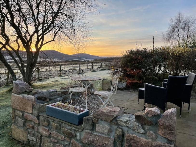 Entire cottage in Aberlour, United Kingdom 2 guests1 bedroom1 bed1 bath-2