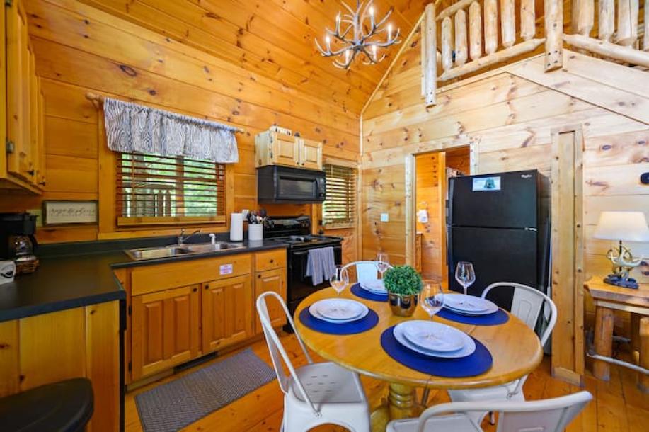 Entire cabin in Sevierville, Tennessee 5 guests1 bedroom4 beds1 bath-5