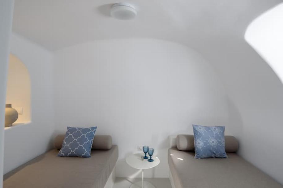 Cave in Thira, Greece 4 guests2 bedrooms3 beds2 baths-6
