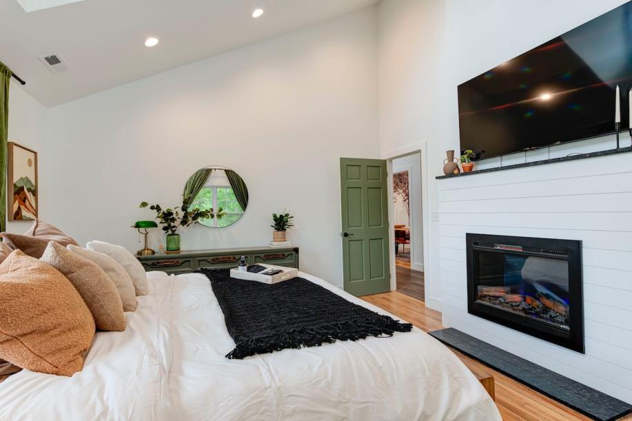 Entire home in Asheville, North Carolina 5 guests2 bedrooms3 beds2 baths-6