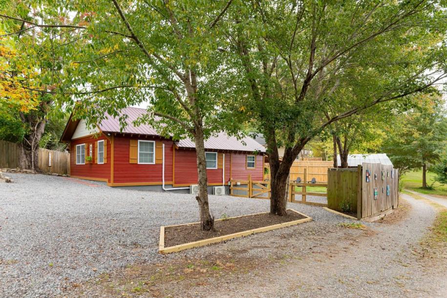 Entire home in Asheville, North Carolina 4 guests2 bedrooms3 beds1 bath-17
