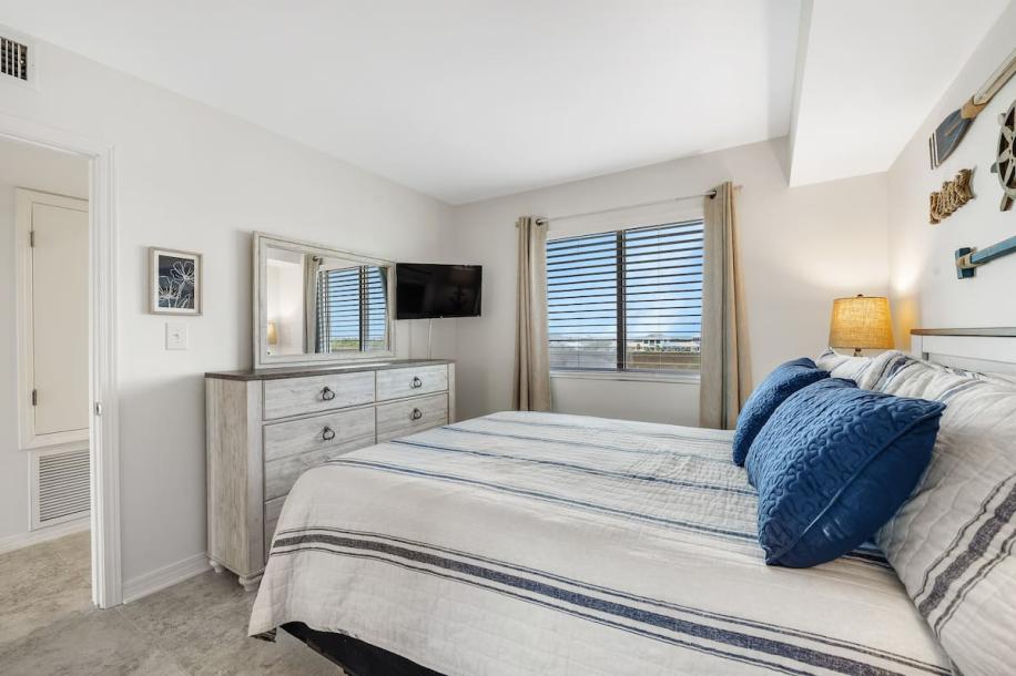 Entire condo in Gulf Shores, Alabama 6 guests2 bedrooms3 beds2 baths-1