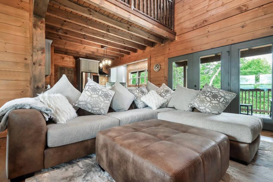 Entire cabin in Sevierville, Tennessee 8 guests3 bedrooms3 beds2.5 baths-16