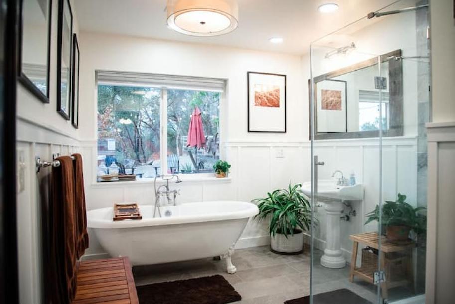 Romantic Cabin: River, Hot Tub, View, Spa Bathroom Entire cabin in Mariposa, California 4 guests1 bedroom2 beds1 bath-9