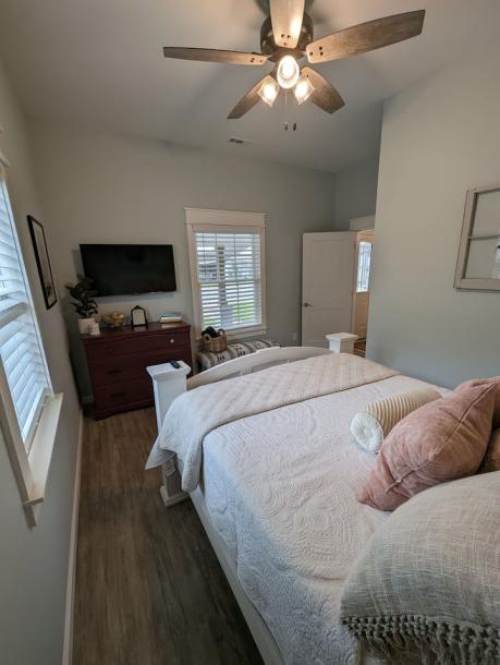 Entire home in Kingsport, Tennessee 6 guests2 bedrooms3 beds2 baths-4