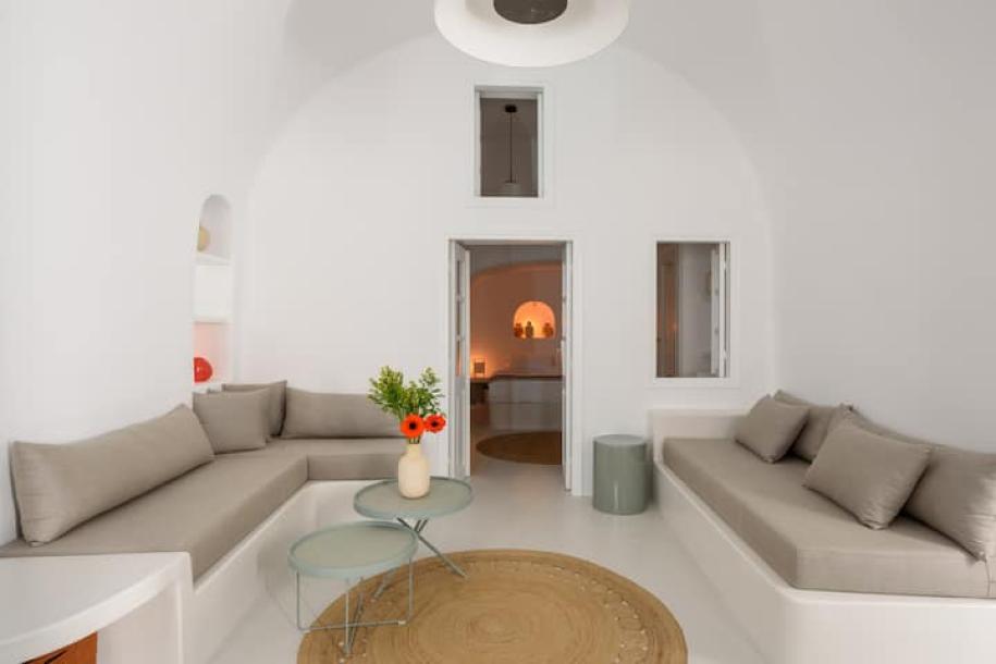 Cave in Thira, Greece 4 guests2 bedrooms3 beds2 baths-9
