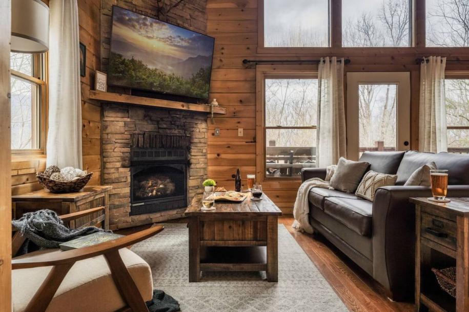 Entire cabin in Sevierville, Tennessee 6 guests1 bedroom3 beds2.5 baths-4