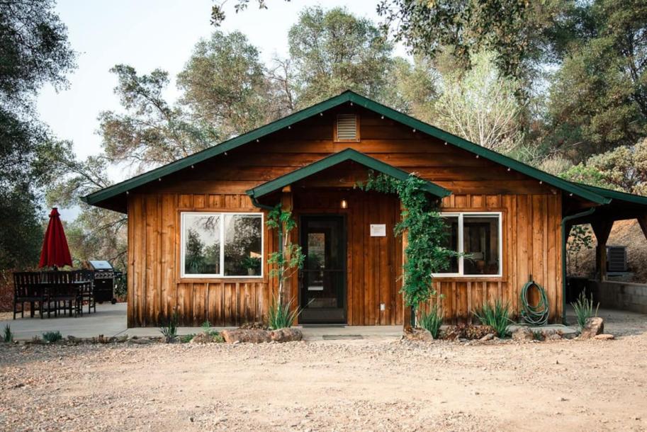 Romantic Cabin: River, Hot Tub, View, Spa Bathroom Entire cabin in Mariposa, California 4 guests1 bedroom2 beds1 bath-1