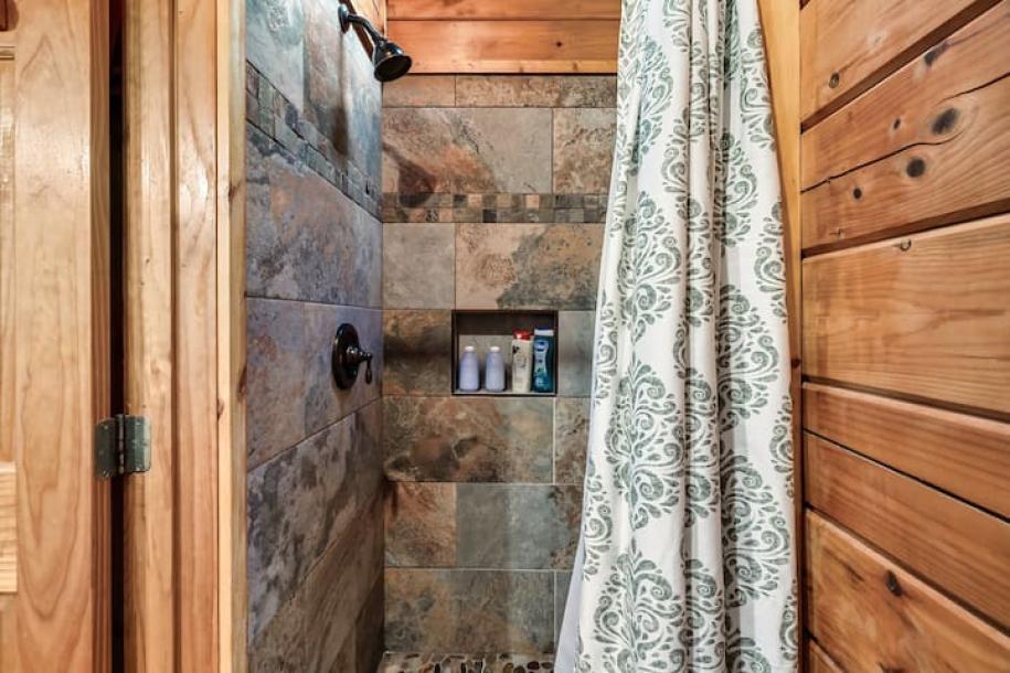Entire cabin in Sevierville, Tennessee 4 guests1 bedroom2 beds1 bath-1
