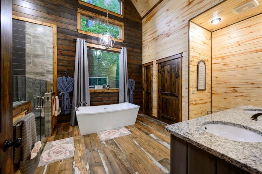 Entire cabin in Broken Bow, Oklahoma 2 guests1 bedroom1 bed1 bath-4