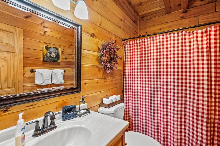 Entire cabin in Sevierville, Tennessee 8 guests2 bedrooms5 beds2.5 baths-9