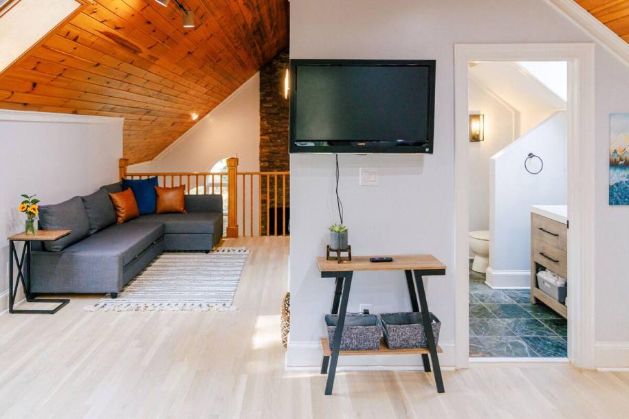 Farm stay in Valdese, North Carolina 6 guests2 bedrooms4 beds2 baths-8