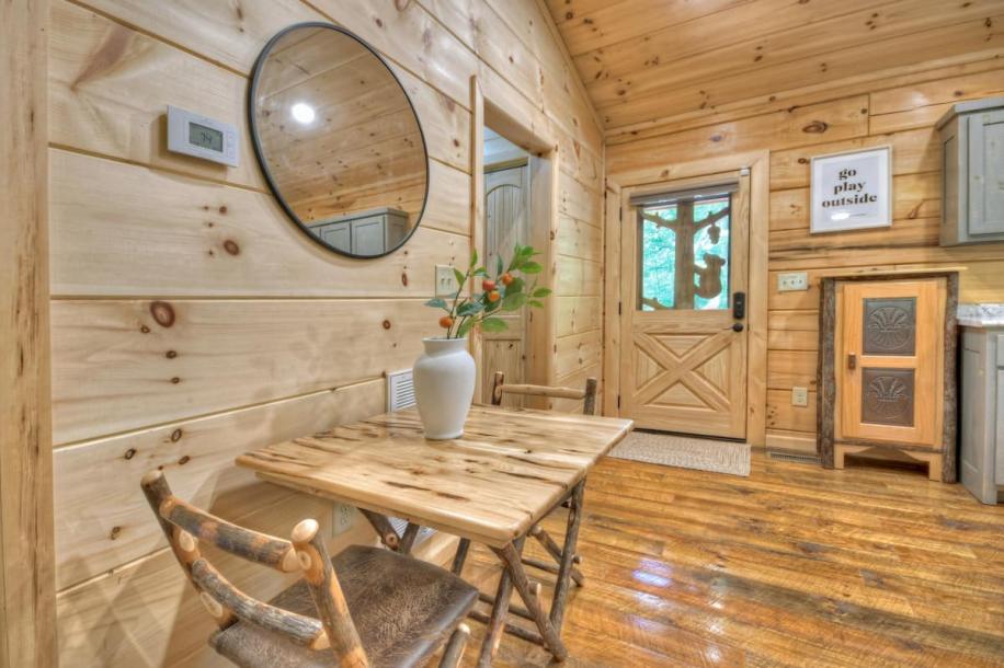 Entire home in Blue Ridge, Georgia 4 guests2 bedrooms2 beds2 baths-8