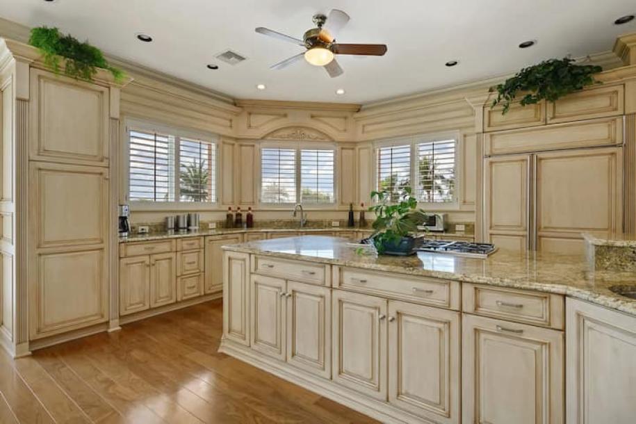 A serene lake side estate 6 bedrooms 8.5 bathrooms-0