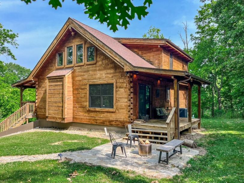 Entire cabin in Madison, Indiana 4 guests2 bedrooms2 beds2 baths-0