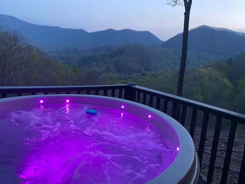 Entire cabin in Robbinsville, North Carolina 6 guests2 bedrooms3 beds1 bath-4