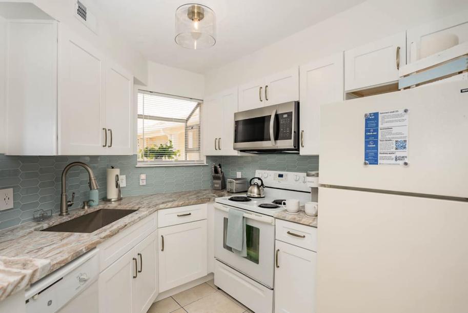 Luxury Beachside Condo · Half Mile from Beach-9