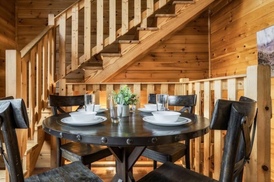 Entire cabin in Sevierville, Tennessee 6 guests1 bedroom3 beds2.5 baths-7