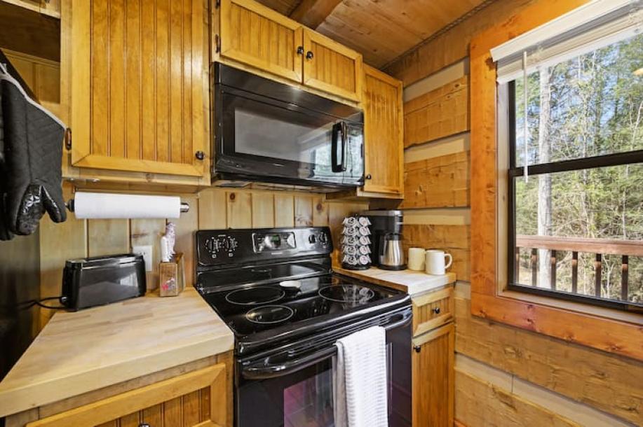 Entire cabin in Sevierville, Tennessee 2 guests1 bedroom1 bed1 bath-7