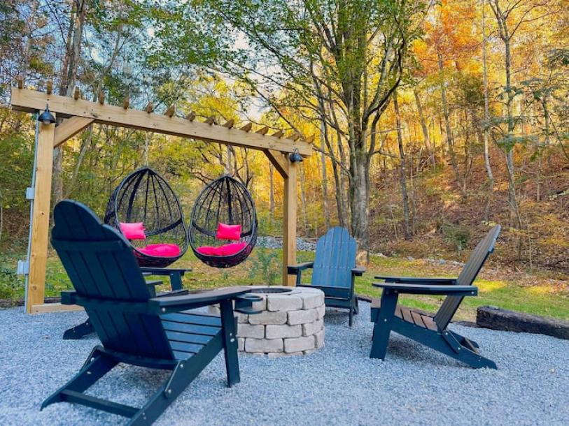 Entire cabin in Sevierville, Tennessee 6 guests2 bedrooms3 beds1 bath-3