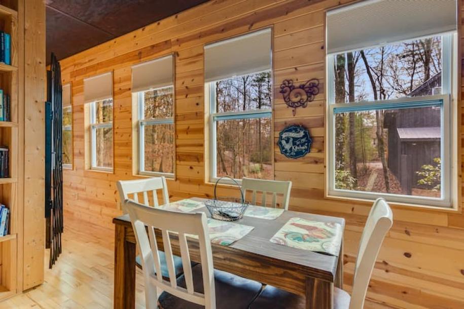Entire cabin in Sautee Nacoochee, Georgia 4 guests2 bedrooms2 beds2 baths-15