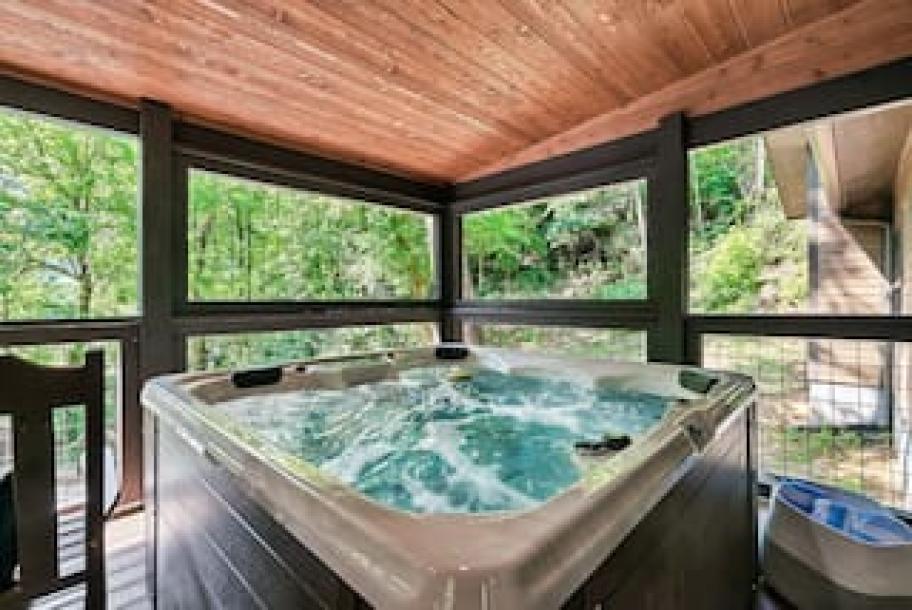 Entire cabin in Gatlinburg, Tennessee 2 guests1 bedroom1 bed1 bath-0