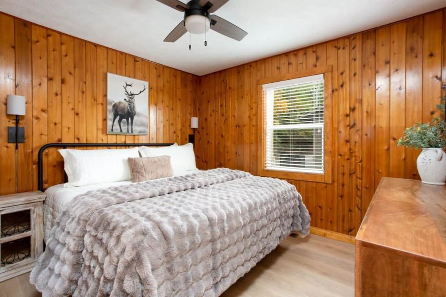 Entire cabin in Gatlinburg, Tennessee 6 guests1 bedroom3 beds1 bath-5