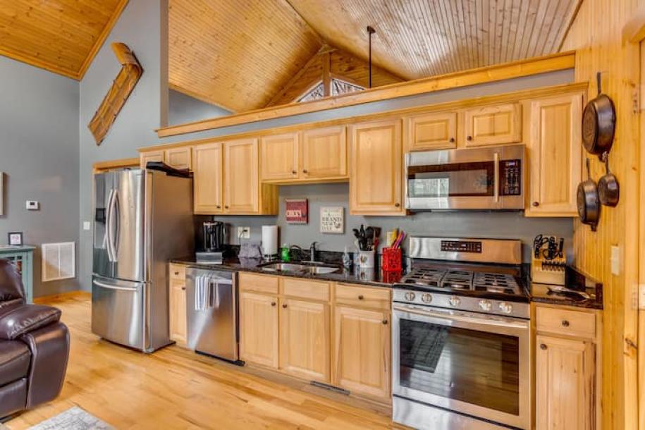 Entire cabin in Sautee Nacoochee, Georgia 4 guests2 bedrooms2 beds2 baths-16