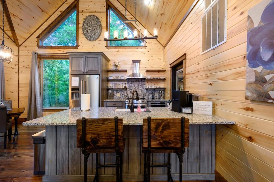 Entire cabin in Broken Bow, Oklahoma 2 guests1 bedroom1 bed1 bath-10