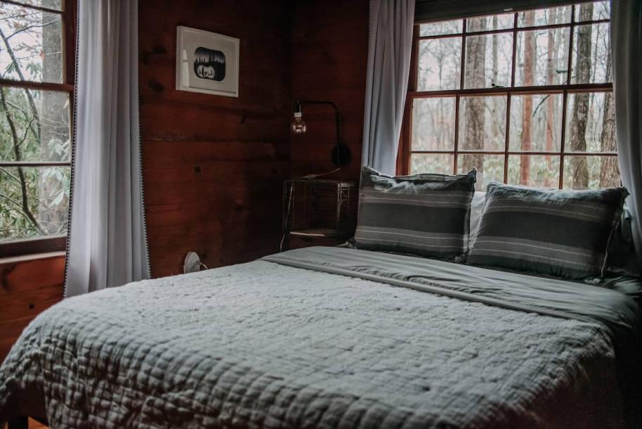 Entire cabin in Candler, North Carolina 4 guests2 bedrooms2 beds1 bath-17
