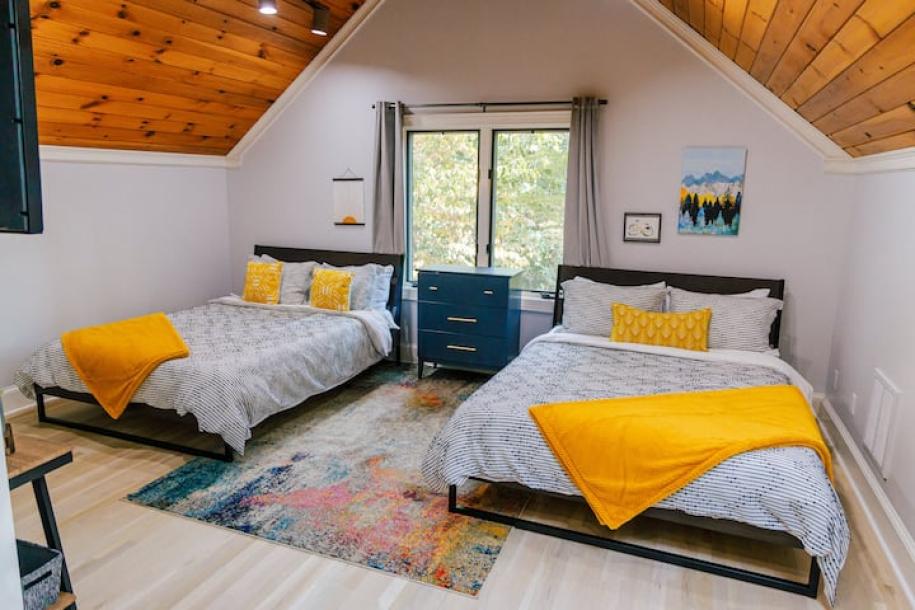 Farm stay in Valdese, North Carolina 6 guests2 bedrooms4 beds2 baths-9