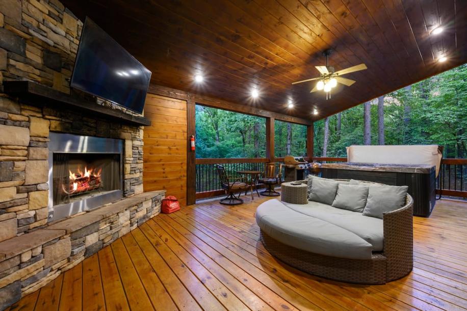 Entire cabin in Broken Bow, Oklahoma 2 guests1 bedroom1 bed1 bath-3