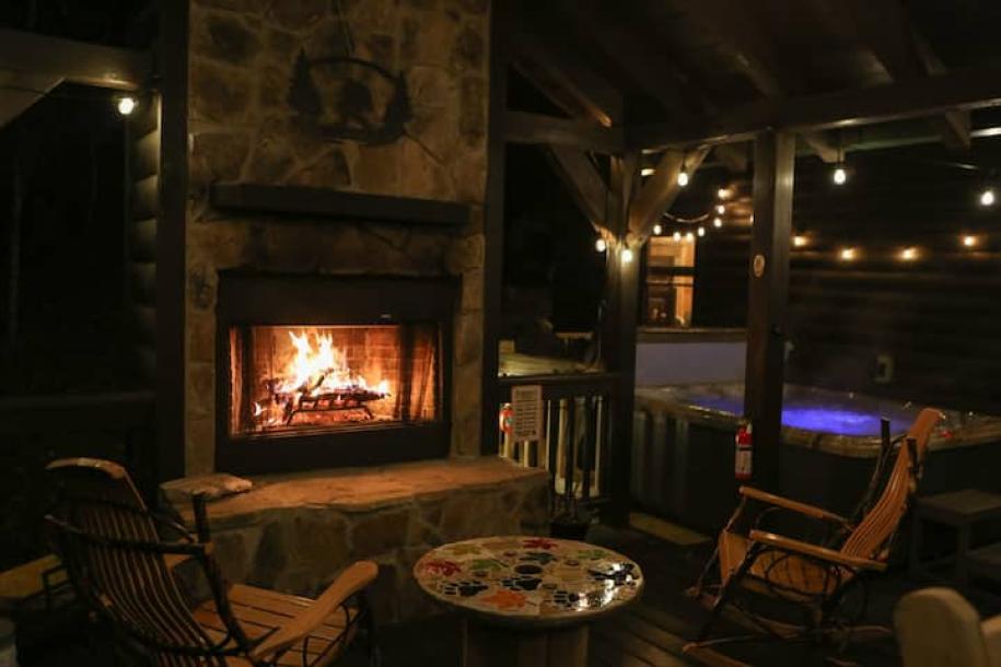 Entire cabin in Ellijay, Georgia 4 guests2 bedrooms2 beds1 bath-5