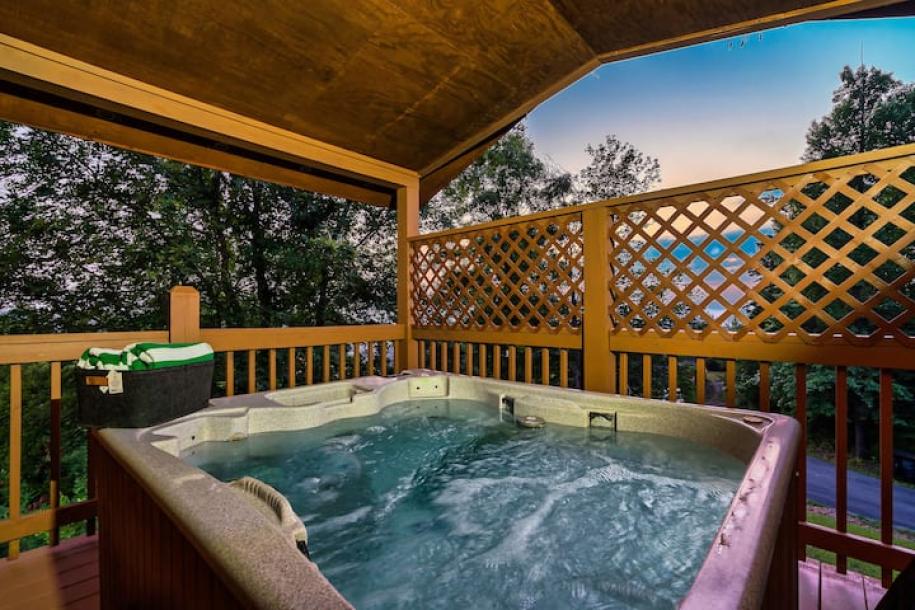 Entire cabin in Pigeon Forge, Tennessee 8 guests3 bedrooms4 beds3 baths-4