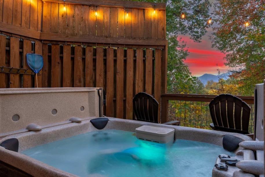 Entire cabin in Gatlinburg, Tennessee 6 guests2 bedrooms3 beds1.5 baths-15